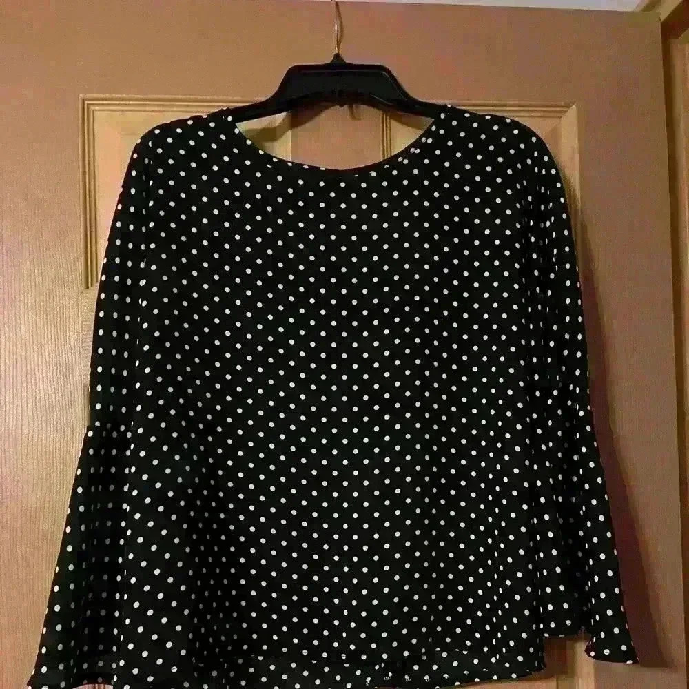 Suzy Shier Women blouse size L. In like new condition